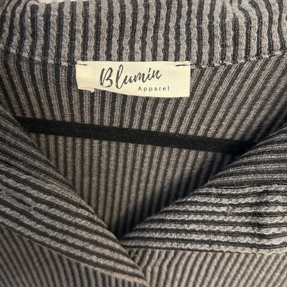 Blumin Apparel Button Down Blouse, size Medium, textured - Picture 3 of 3